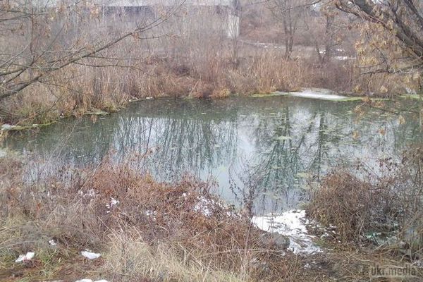 Подробиці трагедії у Чугуєві: троє дітей втопилися в болоті за 200 метрів від дому (фото). Зниклих хлопчиків шукали всім містом і припускають, що діти загинули через тонку кригу
