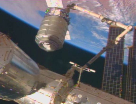 Cygnus (Лебідь) успішно зістикувався з Міжнародною космічною станцією. Приватний космічний вантажний корабель Cygnus, навантажений запізнілими подарунками до Різдва, зістикувався з Міжнародною космічною станцією, в неділю 12 січня.
Космонавти на борту МКС використовували для стикування руку-маніпулятор.