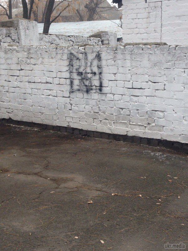 Фоторепортаж: синьо-жовті графіті в окупованому Антрациті. За період окупації «козаками» в Антрациті Луганської області з'явилося безліч проукраїнських графіті. 