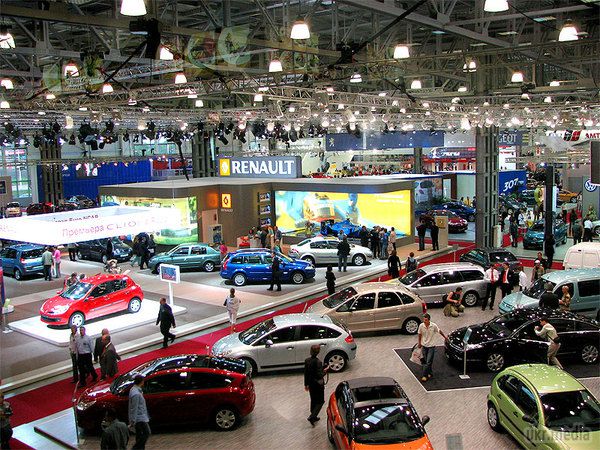 Через рубль найбільший російський автодилер призупинив продаж машин. Великий російський автодилер Major Auto призупинив продаж машин.