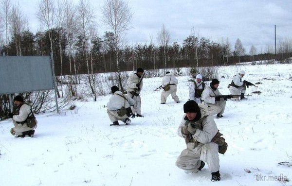Силовики оперативного командування "Північ" провели зимове тренування. Фоторепортаж. Військовослужбовці батальйону охорони та обслуговування оперативного командування "Північ" провели заняття з бойової підготовки в полі. 