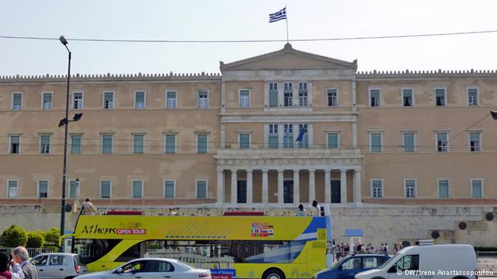 У Греції стартували президентські вибори. Члени грецького парламенту голосують у першому турі виборів президента, які мають відбутись у три етапи. Якщо главу держави не оберуть 29 грудня, залежній від кредиторів країні загрожує урядовий колапс.