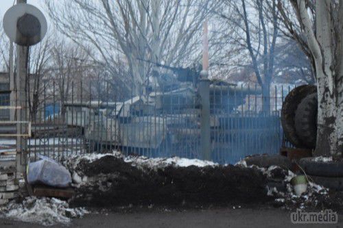 У Краснодоні бойовики ділять владу з допомогою танків (фото). Вчора, 16 грудня, близько 15:00 в місті Краснодон Луганської області бойовиками ЛНР була оголошена бойова тривога. 