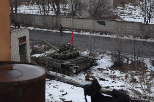 У Краснодоні бойовики ділять владу з допомогою танків (фото). Вчора, 16 грудня, близько 15:00 в місті Краснодон Луганської області бойовиками ЛНР була оголошена бойова тривога. 
