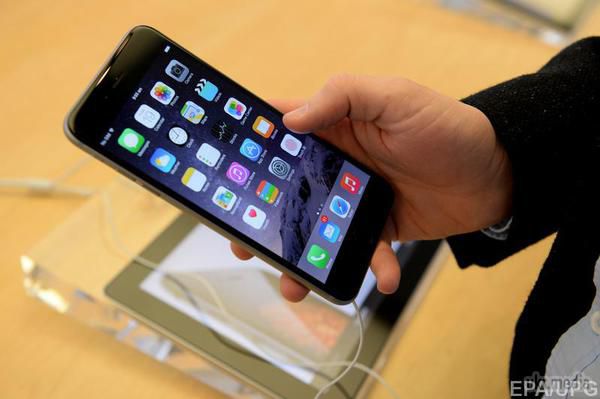 В аеропорту Петербурга двоє американців скупили всі iPhone 6. У вівторок, 16 грудня, двоє американців скупили всі наявні в аеропорту Пулково в російському Санкт-Петербурзі смартфони Apple iPhone 6 Plus.
