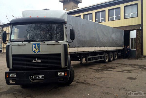 Донбас: "гуманітарна війна". Батальйони загрожують не пропускати в Донецьк вантажівки з їжею.