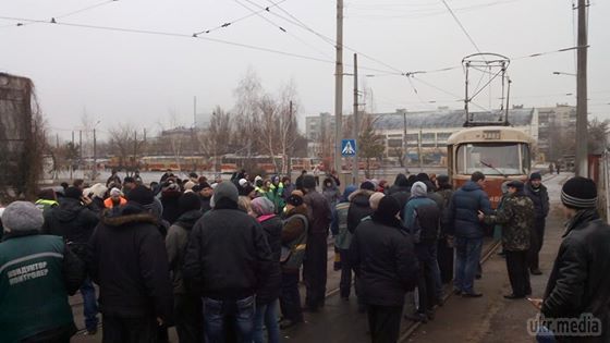 Трамвайники оголосили безстроковий страйк: Київ став у заторах. Вранці в четвер, 18 грудня, співробітники київського підприємства "Київпастранс" оголосили, незважаючи на обіцянку не робити цього, безстроковий страйк. 