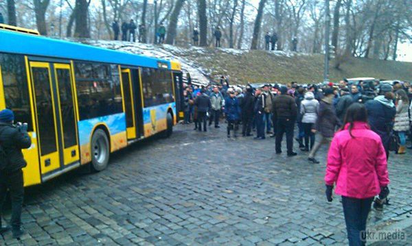 Трамвайники оголосили безстроковий страйк: Київ став у заторах. Вранці в четвер, 18 грудня, співробітники київського підприємства "Київпастранс" оголосили, незважаючи на обіцянку не робити цього, безстроковий страйк. 