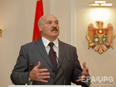 Лукашенко хоче вести розрахунки з Росією в доларах і євро. Президент Білорусі Олександр Лукашенко вважає, що недоліком російської влади є саме те, що вони ведуть розрахунки з Білоруссю в рублях, а не у "твердій валюті" - доларах і євро.