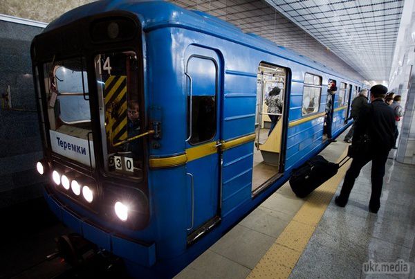 У Києві розповіли, як буде працювати метро у новорічну ніч. 31 грудня, яке цього року припадає на середу, у центрі Києва відбудуться новорічні гуляння. 