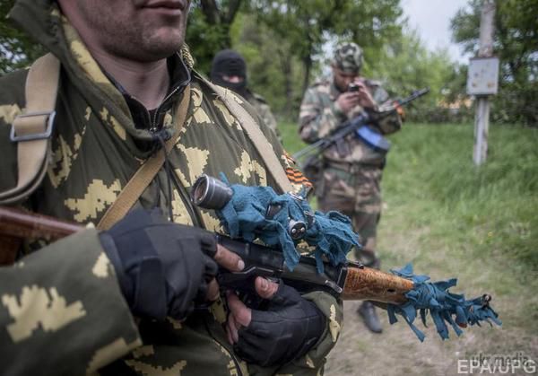 Бойовики розстріляли чергу за соцвиплатами - є жертви. Вчора в Старобешеве Донецької області під час черги за соцвиплатами від так званої «ДНР», бойовик розстріляв молоду дівчину і поранив ще двох людей. 