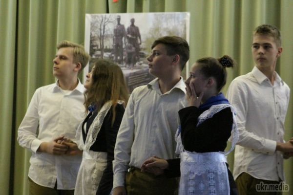 Скандал у київській школі: депутата обурили радянські пісні. Обранець поскаржився меру на школярів які заспівали радянські пісні.