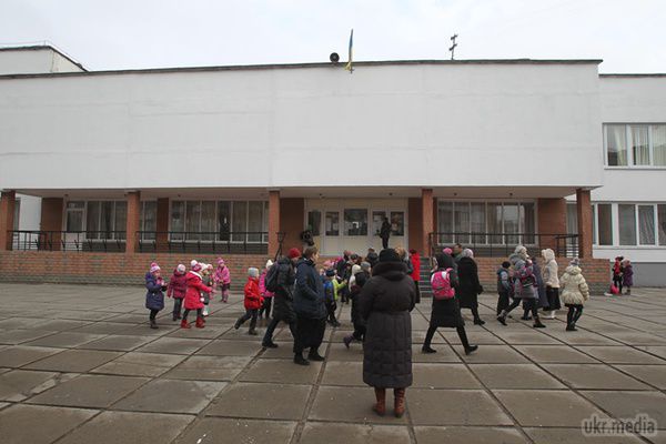 Скандал у київській школі: депутата обурили радянські пісні. Обранець поскаржився меру на школярів які заспівали радянські пісні.