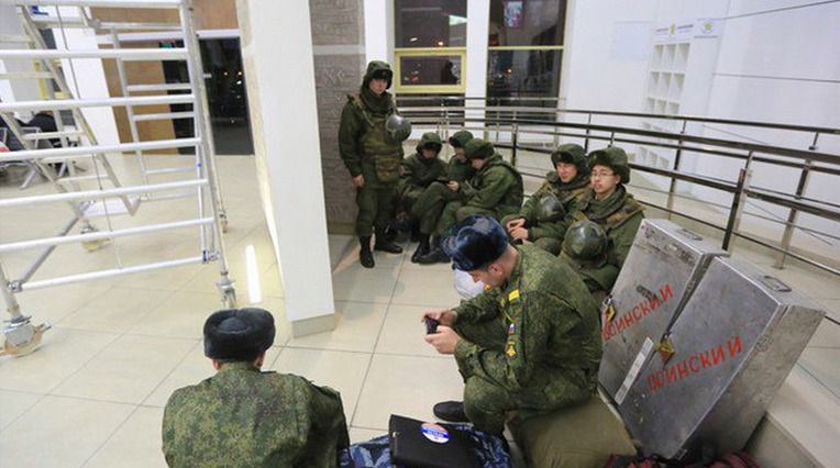 «Ввічливі люди» Путіна вже в Мінську. Фотофакт. На залізничному вокзалі в Мінську помічені кілька солдатів російської армії у повному обмундируванні. 