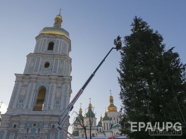 Сьогодні Кличко запалить вогні на новорічній ялинці. Після запалювання вогнів на ялинці на Софійській площі відбудеться концерт симфонічного оркестру "Київ-Класик" та естрадних виконавців.