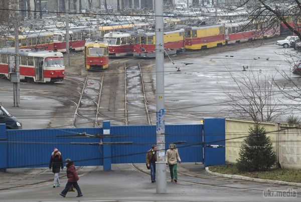 До Києва повернулися трамваї. У четвер, 18 грудня, багато киян запізнилися на роботу. Водії трамваїв оголосили страйк і не вивели вагончики на маршрути. 