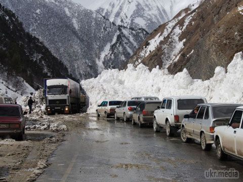 Снігопад у Грузії обмежив рух автотранспорту у напрямку Росії. Пересування в цьому режимі здійснюється під наглядом патрульної поліції.