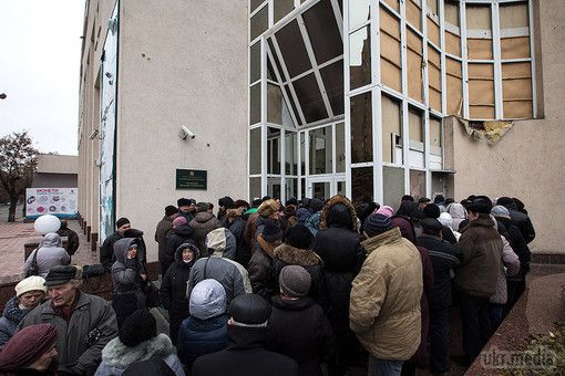 Скандали, черги і відірвані ґудзики: як в Луганську отримували зарплату. Перша за півроку видача зарплат в Луганську закінчилася кількома непритомністями і зіпсованими пальто. 