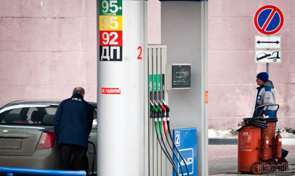 За добу літр бензину в Україні подорожчав на 36 копійок. У період з 18 до 19 грудня середні роздрібні ціни на бензин в Україні зросла на 36 коп./л.