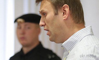 Обвинувачення просить для Навального 10 років колонії. Брати Навальні звинувачуються в розкраданні 26 млн рублів у компанії Ів Роше-Схід і ще 4 млн рублів у Багатопрофільної процесингової компанії