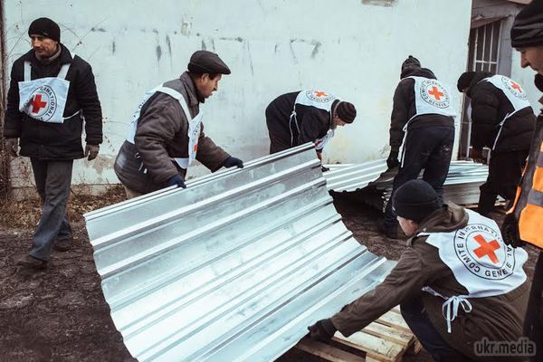 «Червоний Хрест» передав будматеріали в прифронтові міста Луганської області (фото). Міжнародний Комітет Червоного Хреста передав інструменти і будматеріали для відновлення постраждалих будинків. 