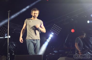 На благодійному концерті в Києві Вакарчук зібрав 10 мільйонів для військового госпіталю. Гроші будуть передані в госпіталь у Запоріжжі