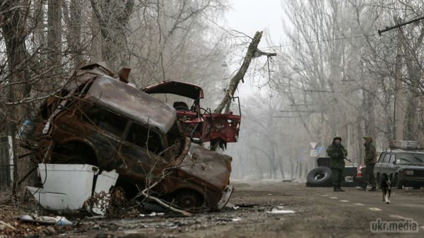 В районі Ольховатки українських військових обстріляли з Граду. У зоні АТО з 21.10 і до 06.00 бойовики продовжували здійснювати збройні провокації - застосовуючи стрілецьку зброєю, гранатомети та реактивну артилерію.