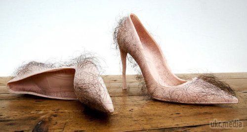 Китаянка створила туфлі- "нічний кошмар". Китайська художниця Жу Тиаль випустила волохаті туфлі. На думку експертів, таким чином вона стала автором найпотворнішого жіночого взуття в історії