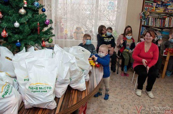 Вчорашні регіонали знову вилізають на арену!. Падлюки, які менше року тому виганяли бюджетників на антимайдани, віддавали накази бити майданівців, відправляли автобуси з беркутом і тітушками на Майдан, сьогодні намагаються окупити свої гріхи подачками для дітей! 