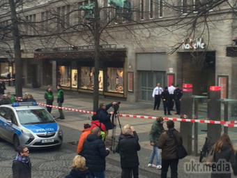 У Берліні невідомі в масках напали на торговий центр, є постраждалі. Метою злочинців міг стати ювелірний магазин.