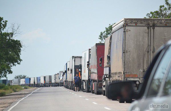На в'їзді в Крим утворилася 20 кілометрова черга. При в'їзді в Крим на пункті пропуску в Армянську скупчилися величезні черги вантажівок, протяжністю до 20 кілометрів.