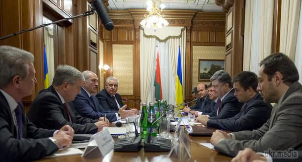 Мінські переговори не мають альтернативи - Порошенко. На думку Петра Порошенка, світова дипломатія визнала мінський формат переговорів, Мінський меморандум і Мінський протокол основою мирного процесу в Україні.