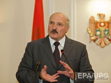 Лукашенко - Порошенко: Треба буде від Білорусі щось, скажи - ми все зробимо за добу. Президент Білорусі Олександр Лукашенко відзначив, що допомагає Україні не лише з економічних міркувань, а тому, що "ми рідні люди".