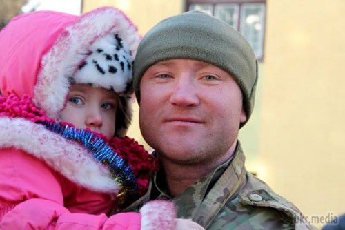 Львівські десантники повернулися додому із зони АТО (фоторепортаж). Сьогодні, 21 грудня, до Львова прибуло близько 120 військовослужбовців 80-ї окремої аеромобільної бригади повітряно-десантних військ України, які тримали позиції в районі міста Щастя. 
