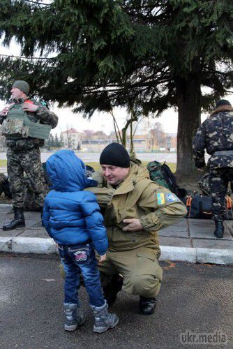 Львівські десантники повернулися додому із зони АТО (фоторепортаж). Сьогодні, 21 грудня, до Львова прибуло близько 120 військовослужбовців 80-ї окремої аеромобільної бригади повітряно-десантних військ України, які тримали позиції в районі міста Щастя. 