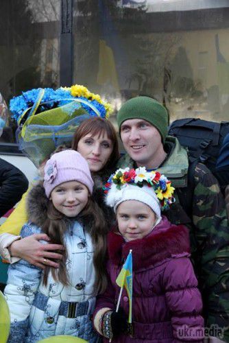 Львівські десантники повернулися додому із зони АТО (фоторепортаж). Сьогодні, 21 грудня, до Львова прибуло близько 120 військовослужбовців 80-ї окремої аеромобільної бригади повітряно-десантних військ України, які тримали позиції в районі міста Щастя. 