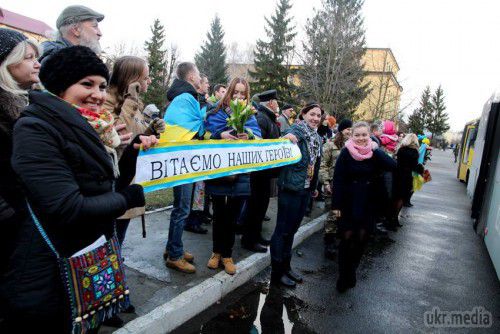 Львівські десантники повернулися додому із зони АТО (фоторепортаж). Сьогодні, 21 грудня, до Львова прибуло близько 120 військовослужбовців 80-ї окремої аеромобільної бригади повітряно-десантних військ України, які тримали позиції в районі міста Щастя. 