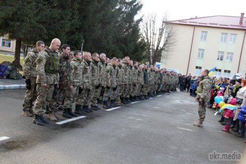 Львівські десантники повернулися додому із зони АТО (фоторепортаж). Сьогодні, 21 грудня, до Львова прибуло близько 120 військовослужбовців 80-ї окремої аеромобільної бригади повітряно-десантних військ України, які тримали позиції в районі міста Щастя. 