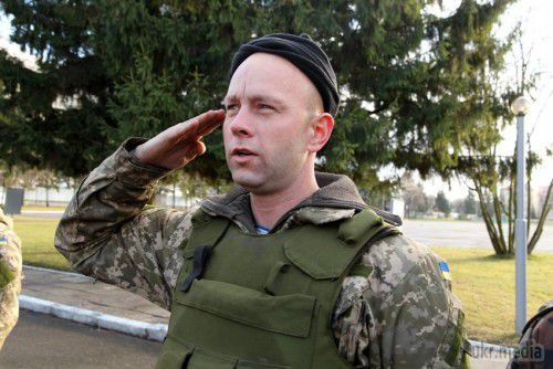Львівські десантники повернулися додому із зони АТО (фоторепортаж). Сьогодні, 21 грудня, до Львова прибуло близько 120 військовослужбовців 80-ї окремої аеромобільної бригади повітряно-десантних військ України, які тримали позиції в районі міста Щастя. 