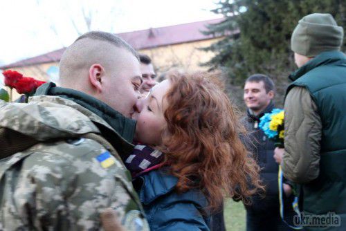 Львівські десантники повернулися додому із зони АТО (фоторепортаж). Сьогодні, 21 грудня, до Львова прибуло близько 120 військовослужбовців 80-ї окремої аеромобільної бригади повітряно-десантних військ України, які тримали позиції в районі міста Щастя. 