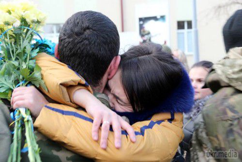 Львівські десантники повернулися додому із зони АТО (фоторепортаж). Сьогодні, 21 грудня, до Львова прибуло близько 120 військовослужбовців 80-ї окремої аеромобільної бригади повітряно-десантних військ України, які тримали позиції в районі міста Щастя. 
