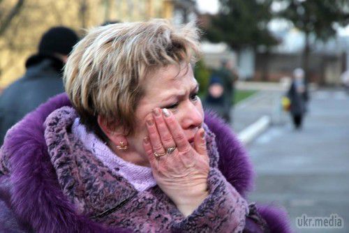 Львівські десантники повернулися додому із зони АТО (фоторепортаж). Сьогодні, 21 грудня, до Львова прибуло близько 120 військовослужбовців 80-ї окремої аеромобільної бригади повітряно-десантних військ України, які тримали позиції в районі міста Щастя. 
