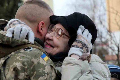 Львівські десантники повернулися додому із зони АТО (фоторепортаж). Сьогодні, 21 грудня, до Львова прибуло близько 120 військовослужбовців 80-ї окремої аеромобільної бригади повітряно-десантних військ України, які тримали позиції в районі міста Щастя. 