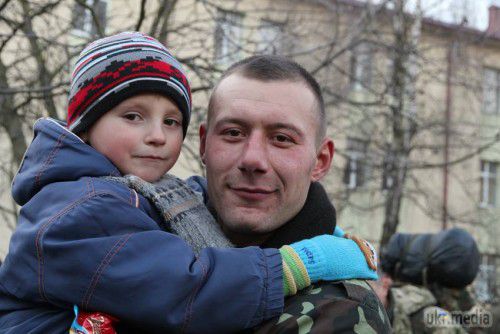 Львівські десантники повернулися додому із зони АТО (фоторепортаж). Сьогодні, 21 грудня, до Львова прибуло близько 120 військовослужбовців 80-ї окремої аеромобільної бригади повітряно-десантних військ України, які тримали позиції в районі міста Щастя. 