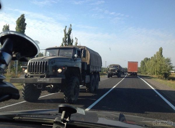 Армійські «Урали» в Луганську пересуваються у супроводі машин міліції. 22 грудня о 10:10 в Луганську по вулиці Радянській в напрямку кв. Гайового пройшли 3 тентованих вантажівки «Урал», один з яких на причепі перевозив міномет. 