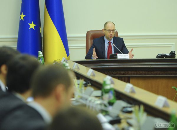 Кабмін дозволив Яценюку спокійно порушувати регламент. Кабінет міністрів України дозволив прем'єр-міністру вносити постанови на розгляд уряду без дотримання регламенту. Про це йдеться в постанові Кабміну №704 від 19 грудня.