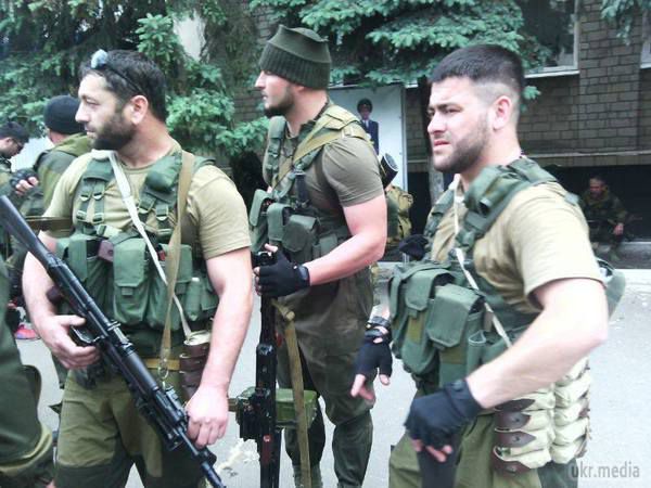 Кавказькі бойовики позують на тлі розбитого армійського УАЗ (відео 18+, ненормативна лексика). У мережі з'явилося відео під заголовком «Інгушські найманці в зоні бойових дій на Україні». 
