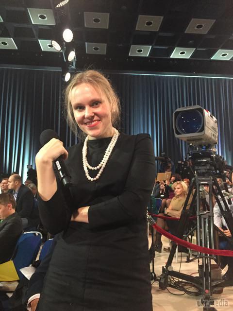 Дівчина з мікрофоном на прес-конференції Путіна стала зіркою Інтернету. Співробітниця прес-служби Володимира Путіна Світлана Ликова всього п'ять днів тому навіть не підозрювала, що стане міжнародною Інтернет-зіркою. 