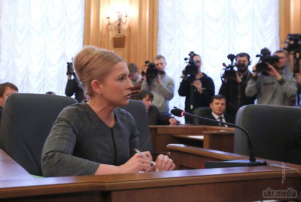 Тимошенко змінила зачіску. Лідер парламентської фракції "Батьківщина" Юлія Тимошенко відмовилася від фірмової зачіски "коси - коровай". На засідання погоджувальної ради Верховної Ради 22 грудня Юлія Володимирівна прийшла з новою зачіскою. 