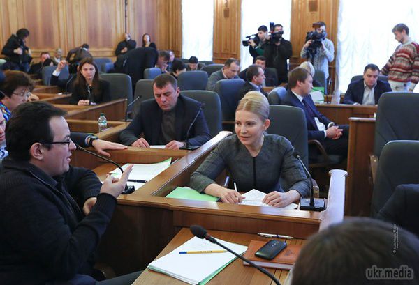Тимошенко змінила зачіску. Лідер парламентської фракції "Батьківщина" Юлія Тимошенко відмовилася від фірмової зачіски "коси - коровай". На засідання погоджувальної ради Верховної Ради 22 грудня Юлія Володимирівна прийшла з новою зачіскою. 